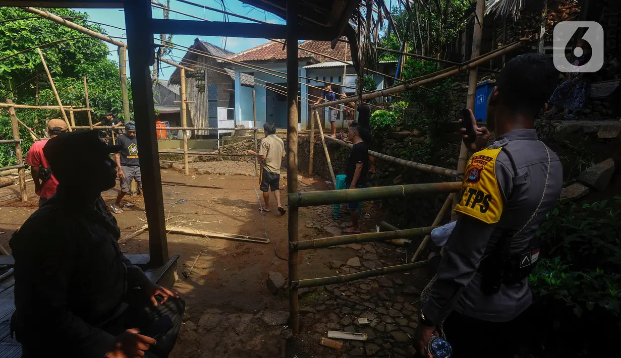 Lokasi TPS juga mendapat pengamanan dari unsur kepolisian. (merdeka.com/Arie Basuki)