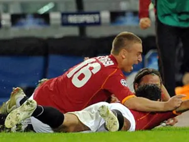 Montenegrin forward Mirko Vucinic celebrates with Daniele De Rossi after scoring against Chelsea during their Champions League Group A match on November 4, 2008 at Olympic stadium in Rome. AFP PHOTO/VINCENZO PINTO 