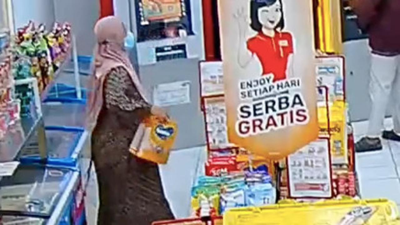 Nekat! Ibu-Ibu Terekam CCTV Ngambil Susu di Minimarket Disembunyikan di Area Wanita Bikin Geleng-Geleng