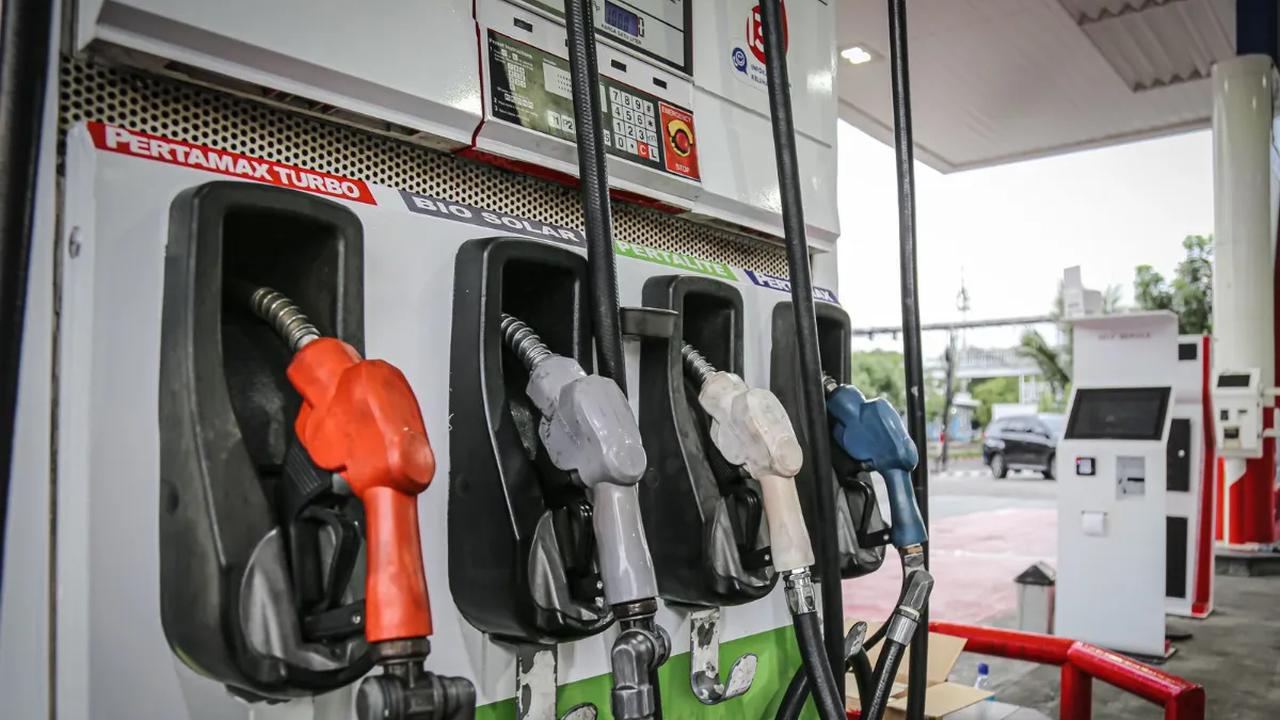 Perbedaan mendasar antara Pertamax dan Pertalite adalah kadar oktan (RON). <br>Pertamax memiliki RON 92, sedangkan Pertalite lebih rendah: RON 90. Maka itu, harga&nbsp;Pertamax sedikit lebih mahal dari Pertalite.<br>