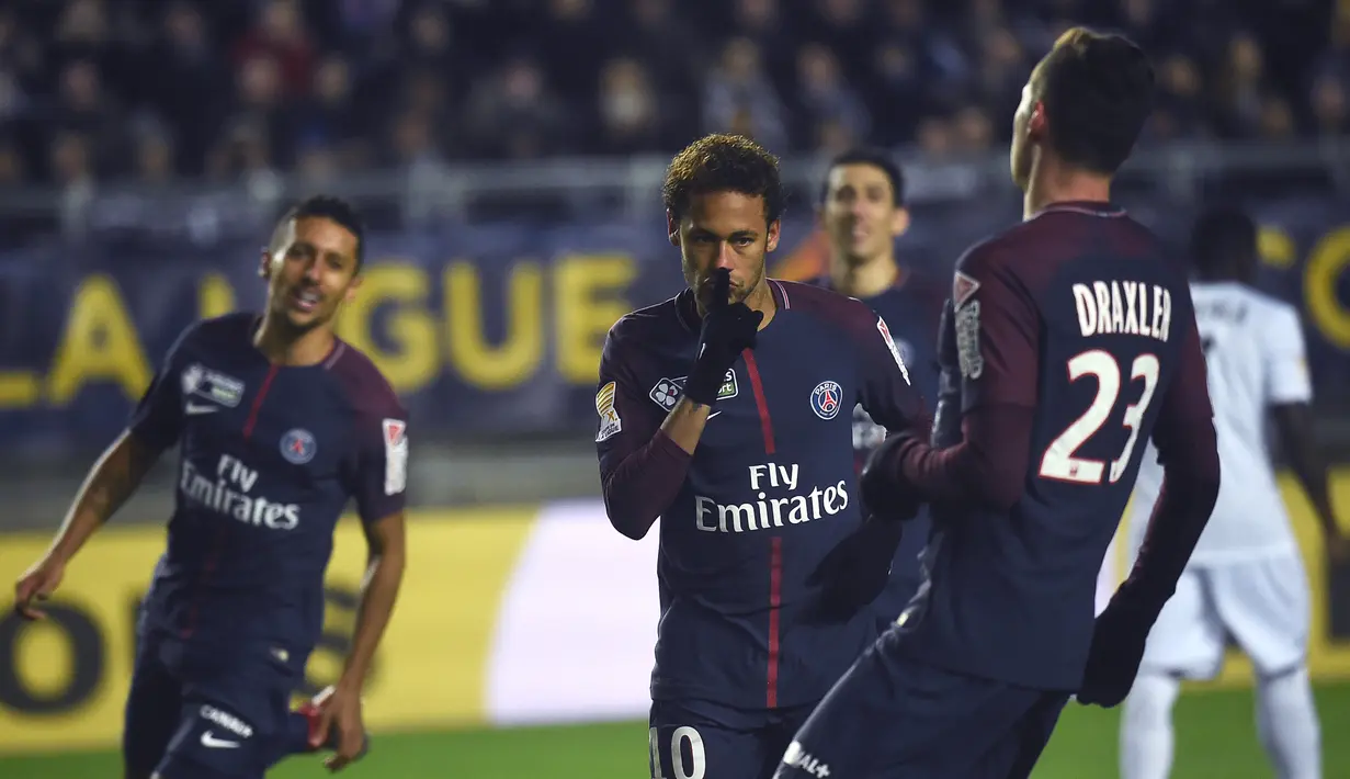 Pemain Paris Saint-Germain (PSG), Neymar berselebrasi setelah berhasil mengeksekusi penalti ke gawang SC Amiens pada laga Piala Liga Prancis di Stade de la Licorne, Rabu (10/1). PSG lolos ke semifinal usai menang dengan skor 2-0. (FRANCOIS LO PRESTI/AFP)