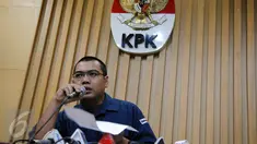 Kepala Bagian Pemberitaan dan Publikasi KPK Priharsa Nugraha saat memberi keterangan di Gedung KPK, Jakarta, Senin (11/7). KPK kembali menetapkan anggota DPRD DKI Jakarta, Mohamad Sanusi, sebagai tersangka kasus pencucian uang. (Liputan6.com/Helmi Afandi)