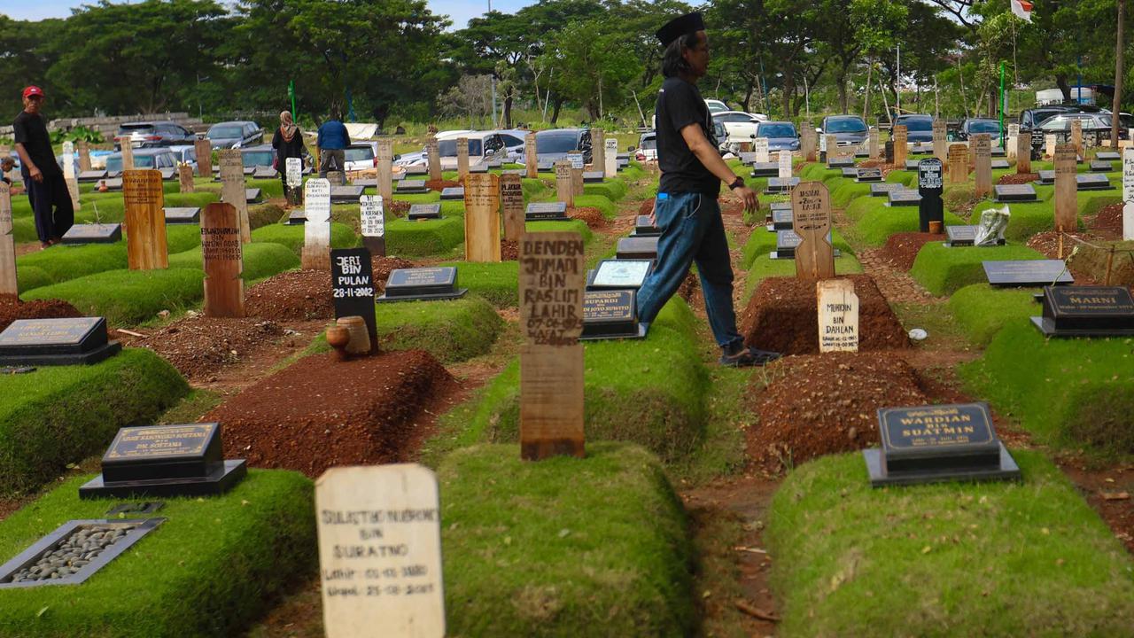 FOTO: Jakarta Krisis Makam: Warga Terpaksa Gunakan Sistem Tumpang