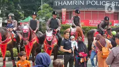 Sejumlah warga dan anak-anak berfoto dengan Polisi Berkuda dari Detasemen Turangga Direktorat Polisi Satwa Polri saat Car Free Day (CFD) atau Hari Bebas Kendaraan Bermotor di kawasan Bundaran HI, Jakarta, Minggu (19/2/2023).Polisi berkuda selain ditugaskan untuk pengamanan simpatik juga untuk menghibur warga dan anak-anak saat Hari Bebas Kendaraan Bermotor serta memperkenalkan profesi tersebut kepada warga. (Lipitan6.com/Angga Yuniar)