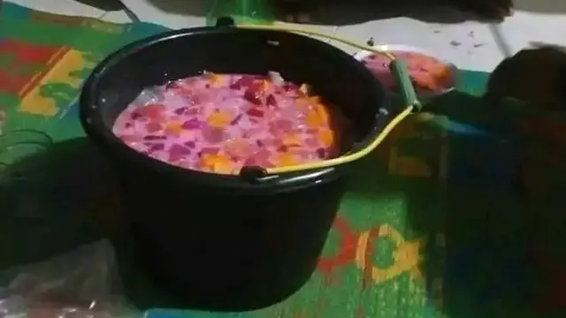 6 Potret Ember Dijadikan Wadah Makanan Ini Nyeleneh, Bikin Tepuk Jidat