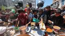 Krisis kemanusiaan di Jalur Gaza memburuk secara signifikan sejak Israel memblokir semua bantuan masuk ke wilayah tersebut sejak 2 Maret 2025 lalu atau beberapa hari sebelum melanjutkan agresi militernya setelah kesepakatan gencatan senjata dengan Hamas berakhir. (Eyad BABA/AFP)