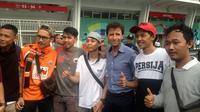 Luis Milla jadi buruan suporter untuk foto bersama. (Bola.com/Benediktus Gerendo Pradigdo)