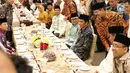 Presiden Jokowi didampingi Ketua MPR Zulkifli Hasan dan Ketua DPR Setya Novanto saat menghadiri acara buka puasa bersama Anggota DPD RI di Kediaman Ketua DPD, Kuningan, Jakarta, Selasa (6/6). (Liputan6.com/Angga Yuniar)