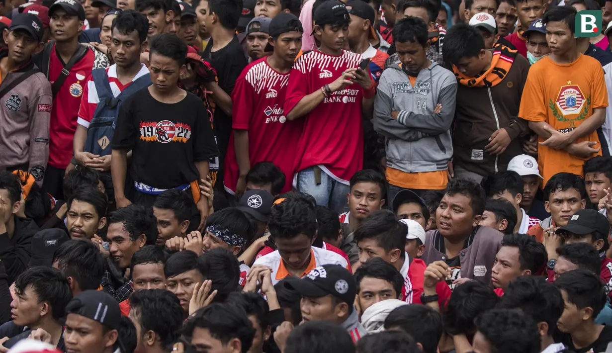 Suporter Persija Jakarta, The Jakmania, antri tiket jelang laga final Piala Presiden di sekitar SUGBK, Jakarta, Sabtu (17/2/2018). Persija akan melawan Bali United. (Bola.com/Vitalis Yogi Trisna)