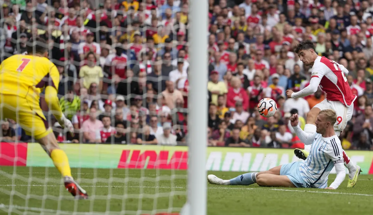 Pemain Arsenal, Kai Havertz (kanan), menendang bola yang berhasil dimentahkan pemain Nottingham Forest di pekan pertama Premier League 2023/2024 yang berlangsung di Emirates Stadium, Sabtu (12/8/2023) malam WIB. (AP Photo/Kirsty Wigglesworth)