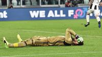 Kiper AC Milan Gianluigi Donnarumma melakukan kesalahan yang berujung gol Pescara pada duel di Stadio Adriatico, Minggu (2/4/2017). (AP Photo/Andrea Di Marco)