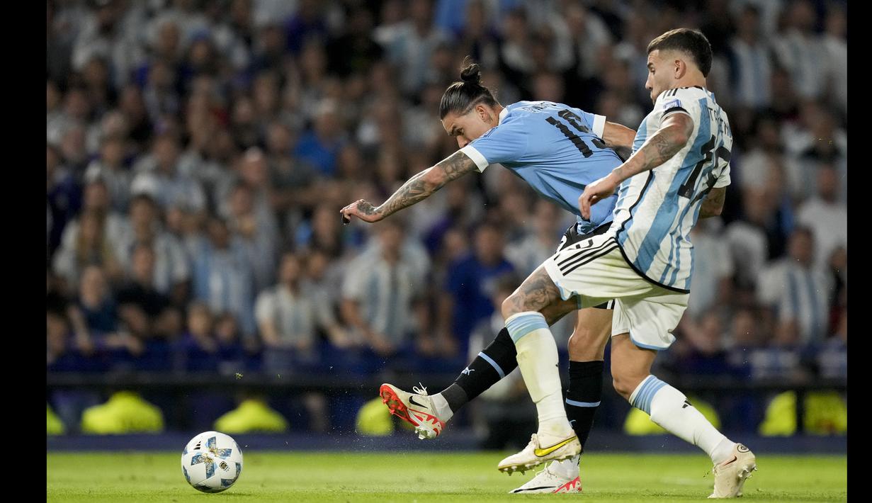Striker Timnas Uruguay, Darwin Nunez (kiri) melepaskan tendangan di depan bek Timnas Argentina, Nicolas Otamendi yang menghasilkan gol kedua pada laga lanjutan Kualifikasi Piala Dunia 2026 Zona Conmebol di La Bombonera Stadium, Buenos Aires, Argentina, Jumat (17/11/2023) pagi WIB. (AP Photo/Gustavo Garello)