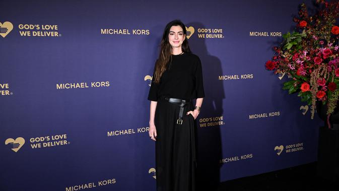 2 Transformasi Rambut Anne Hathaway di Mother Mary, Perdana Dicat Pirang Platinum