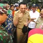 Ahok didampingi jajarannya saat blusukan di Bukit Duri, Jakarta, Senin (20/2). Ahok mengatakan untuk wilayah Bukit Duri, tidak ada cara lain untuk menanggulangi banjir selain normalisasi. (Liputan6.com/Helmi Afandi)