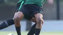 Pemain Indonesia U-19, Todd Rivaldo Ferre berebut bola dengan rekannya di Lapangan A Kompleks GBK, Jakarta, Rabu (3/10). Latihan ini persiapan penentuan skuat utama Timnas Indonesia di Piala Asia U-19. (Liputan6.com/Helmi Fithriansyah)