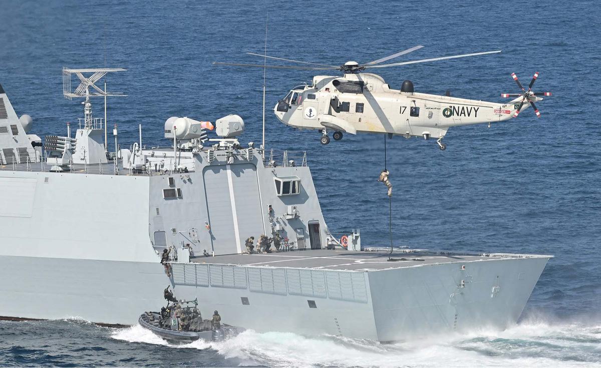 Kapal Perang TNI AL KRI Bung Tomo Ikuti Aman Exercise di Pakistan