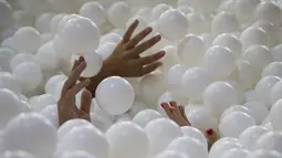 Tampak tangan – tangan para karyawan saat bersantai dan bermain di kolam bola yang ada di kantor SoHo, New York City, Selasa (25/8/2015). Tempat ini juga dibuka untuk umum dari 21 Agustus sampai 21 September. (REUTERS/Mike Segar)