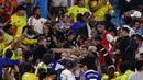 Pemain Uruguay terlihat naik ke tribune yang diisi fans Uruguay. Mereka terlibat aksi adu pukul. (Tim Nwachukwu / GETTY IMAGES NORTH AMERICA / Getty Images via AFP)