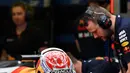Pembalap Red Bull Racing asal Belanda, Max Verstappen tiba di garasi setelah sesi latihan pertama Grand Prix Formula1 Bahrain di Sirkuit Internasional Bahrain, Sakhir pada 29 Februari 2024. (ANDREJ ISAKOVIC/AFP)