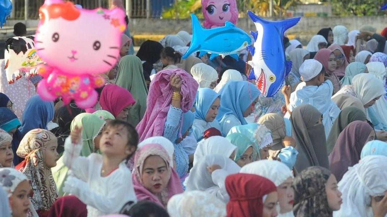 Umat muslim tampak bersuka cita dalam perayaan salat Idulfitri dengan khidmat di pelabuhan Sunda kelapa, Jakarta, Rabu (10/4/2024). Foto: merdeka.com / Arie Basuki