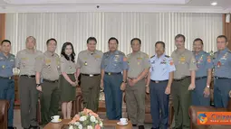 Citizen6, Jakarta: Panglima TNI menerima kunjungan Pengurus Pusat Gerakan Muda Forum Komunikasi Putra Putri Purnawirawan dan Putra Putri TNI-Polri (PP GM FKPPI) di Mabes TNI Cilangkap, Jakarta Timur, Jumat (8/4). (Pengirim: Badar)