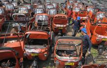 Melihat pemusnahan bajaj dua tak di Cipinang Bali