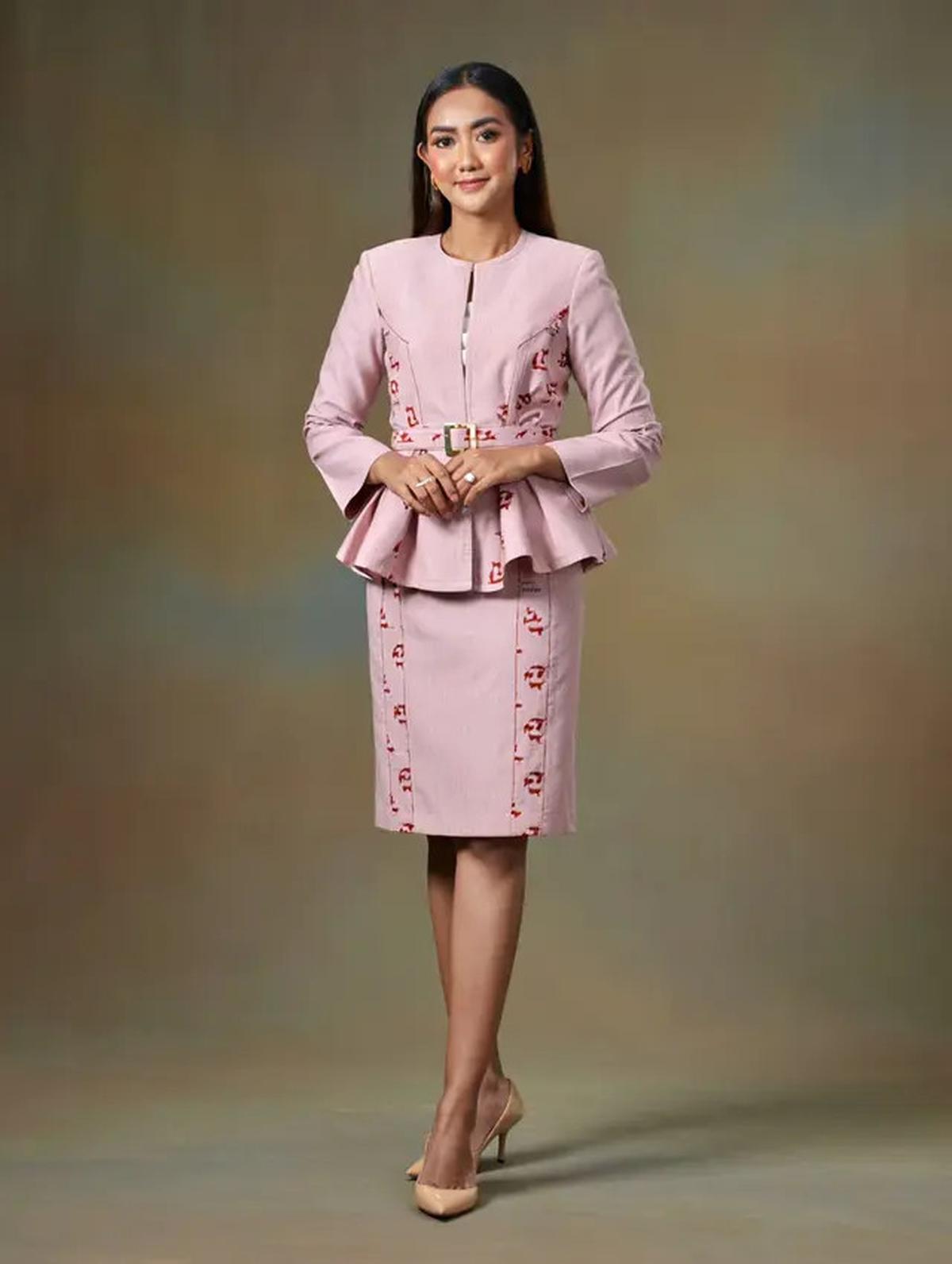 7 Model Jas Kombinasi Batik Wanita yang Trendi di Tahun 2025, Gaya Formal Elegan Berbalut Nuansa Budaya