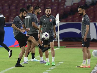 Pemain Timnas Bahrain melakukan sesi latihan resmi jelang pertandingan lanjutan Grup C Kualifikasi Piala Dunia 2026 zona Asia di Stadion Utama Gelora Bung Karno, Senayan, Jakarta, Senin (24/3/2025). (Liputan6.com/Angga Yuniar)
