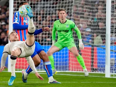 West Ham hanya puas meraih satu poin saat bertandang ke markas Crystal Palace dalam laga lanjutan Liga Inggris di Selhurst Park, London, Inggris, Senin (20/04/2026) waktu setempat. (AP Photo/Jordan Pettitt)