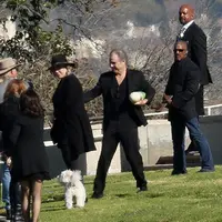 Carrie Fisher dan Debbie Reynolds kini sudah tenang di tempat peristirahatan terakhirnya. Kepergian keduanya menjadi bukti cinta sejati antara ibu dan anak lantaran pergi di waktu yang bersamaan. (doc.hollywoodlife.com)