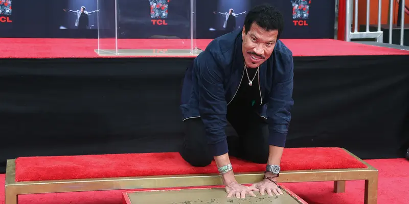 Lionel Richie Cetak Tangan dan Kaki di TCL Chinese Theatre