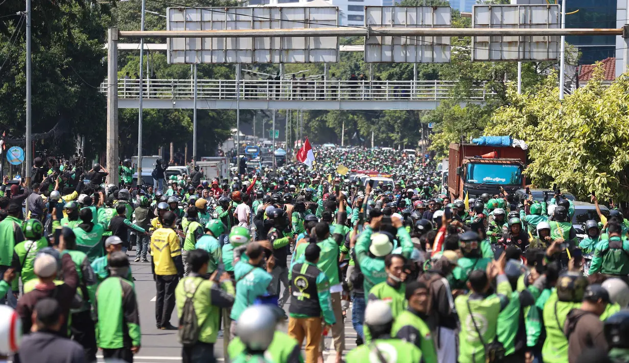 Ribuan pengemudi ojek online (ojol) memenuhi ruas jalan di sekitar Tempat Pemakaman Umum (TPU) Karet Bivak, Jakarta, Jumat (29/8/2025). (Kapanlagi.com/Budy Santoso)