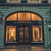 Burberry adalah merek mewah besar pertama yang membuat komitmen eksplisit untuk menjadi iklim positif di tahun 2040. (Foto: Unsplash.com/Joshua Lawrence).