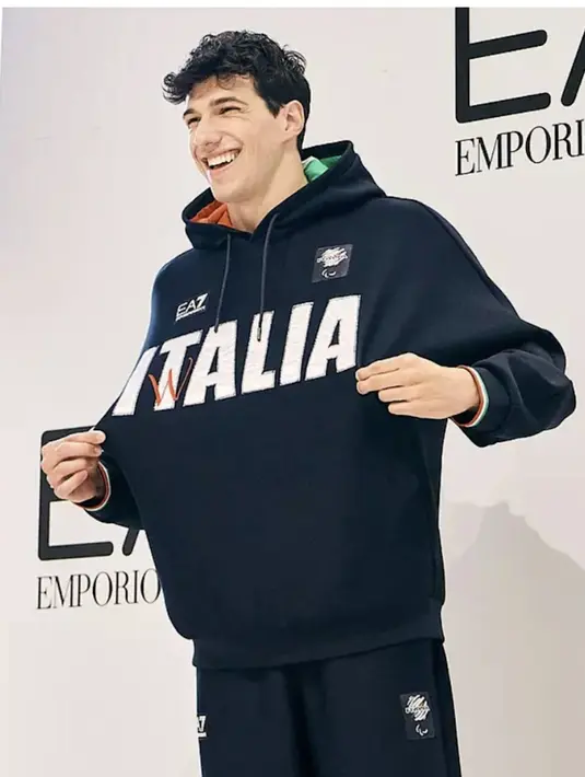 Tim Italia kenakan baju dari Emporio Armani. Pakaian tersebut bergaya statement dengan hoodie yang menjadi salah satu item-nya. [Instagram/ Emporio armani]