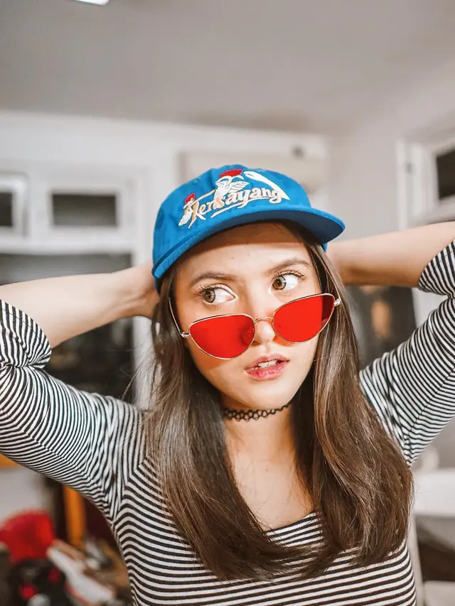 Pesona Marsha Aruan Pakai Kacamata, Makin Memukau