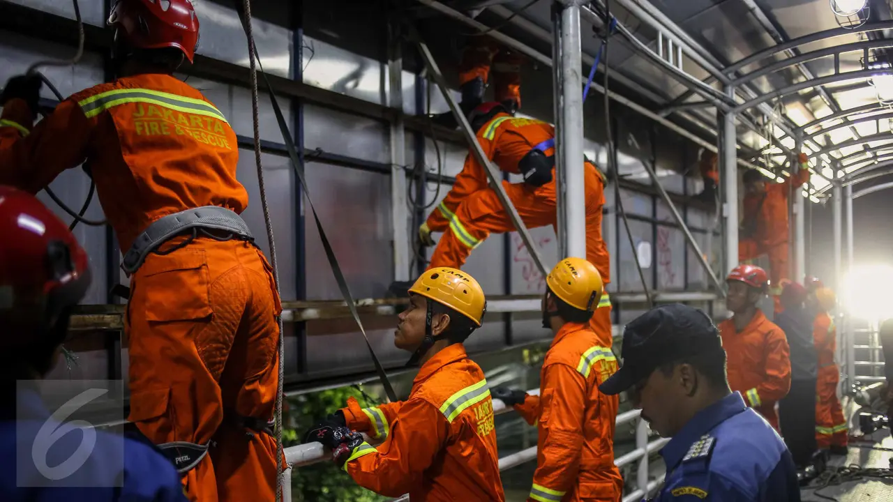 20161026-Papan Reklame di JPO Salemba Dibongkar-Jakarta