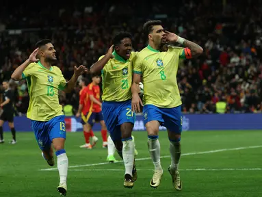 Gelandang Brasil, Lucas Paqueta (kanan) merayakan gol ketiga timnya saat pertandingan sepak bola persahabatan internasional melawan Spanyol di Stadion Santiago Bernabeu, Madrid, 26 Maret 2024. (Pierre-Philippe MARCOU/AFP)