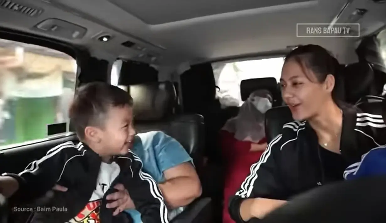 Momen itu terlihat dari  vlog Baim Paula yang diunggah di kanal Rans Bapau TV belum laman ini. Dalam video tersebut, Paula tampak bersama dua anak-anaknya didalam mobil. Istri Baim Wong itu duduk memangku Kenzo, sedangkan Kiano bersama disebelahnya dipangku seseorang. [Youtube/Rans Bapau TV]