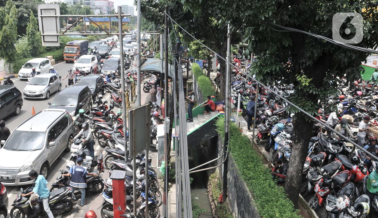 Kendaraan terjebak kemacetan di depan Pasar Pramuka, Jakarta, Senin (16/3/2020). Pasar Pramuka diserbu pembeli yang mencari masker guna mengantisipasi virus Corona Covid-19, membuat sebagian badan jalan dimanfaatkan sebagai parkiran sehingga menyebabkan kemacetan panjang. (merdeka.com/Iqbal Nugroho)