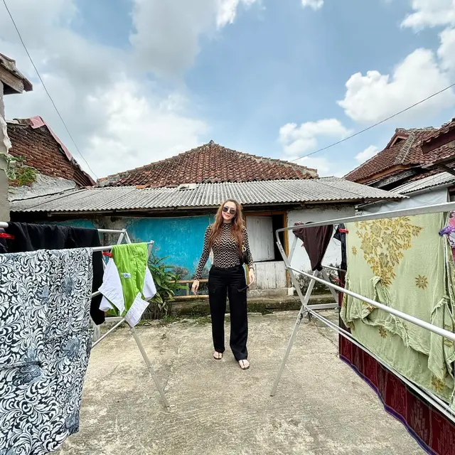Dikira Nyaleg, Ini 7 Momen Aura Kasih Blusukan di Kampung Padat Penduduk