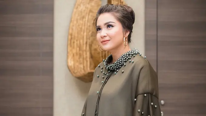 [Bintang] Punya Tubuh yang Berisi? Intip Pilihan Modest Dress Andalan Putri Titian yang Elegan