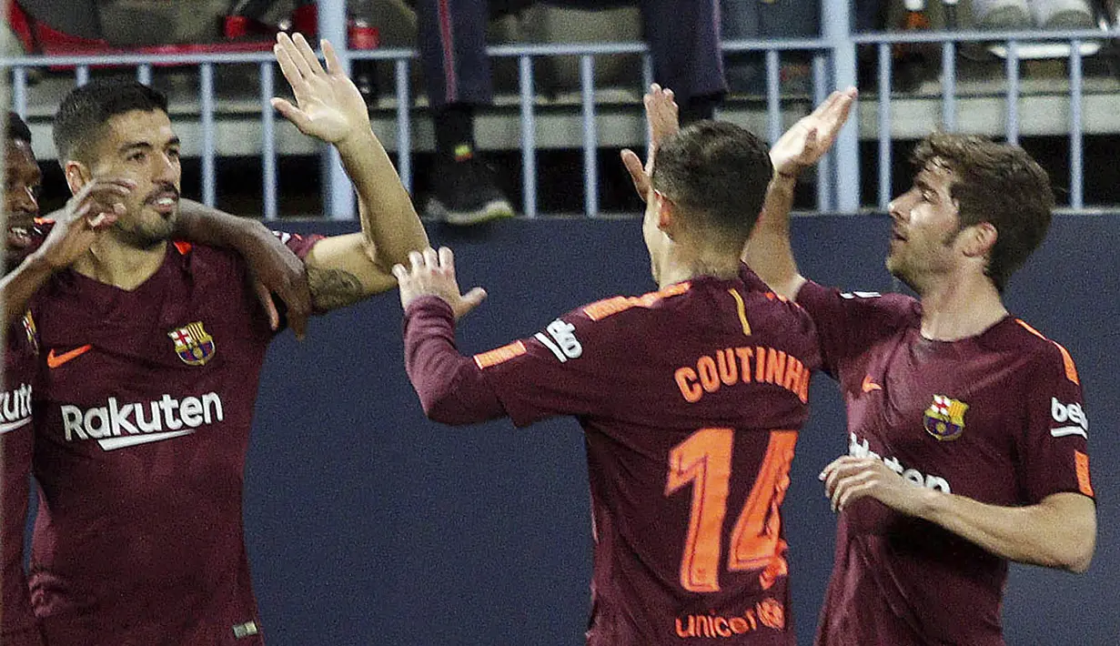 Para pemain Barcelona merayakan gol yang dicetak oleh Luis Suarez ke gawang Malaga pada laga La Liga di Stadion La Rosaleda, Sabtu (10/3/2018). Malaga takluk 0-2 dari Barcelona. (AP/M.Pozo)