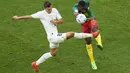 Bek Kamerun Tolo Nouhou berebut bola dengan gelandang Serbia Nemanja Maksimovic pada matchday 2 Grup G Piala Dunia 2022 di Al Janoub Stadium, Senin (28/11/2022). Kamerun bisa mengejar ketertinggalannya dari Serbia. (AP Photo//Pavel Golovkin)