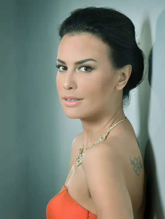 perempuan kelahiran Berlin Barat, Jerman sangat memiliki mata yang menawan