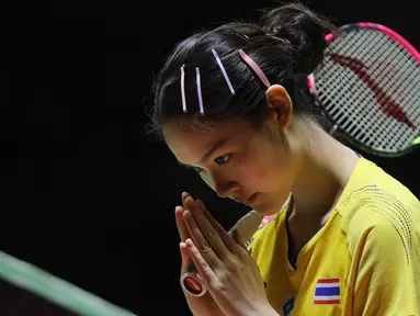 Pebulu tangkis tunggal putri Thailand, Pitchamon Opatniputh memberikan salam kepada wasit sebelum laga final Indonesia Masters 2026 melawan wakil China, Chen Yu Fei yang berlangsung di Istora, Senayan, Jakarta, Minggu (25/01/2026). (Bola.com/Bagaskara Lazuardi)