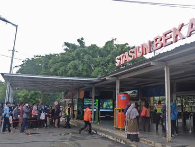 Calon penumpang KRL antre untuk masuk ke dalam Stasiun Bekasi, Jawa Barat, Senin (1/2/2021). Antrean tersebut terjadi akibat adanya kebijakan pembatasan jumlah penumpang disetiap perjalanan kereta untuk menekan laju penyebaran COVID-19. (Liputan6.com/Herman Zakharia)