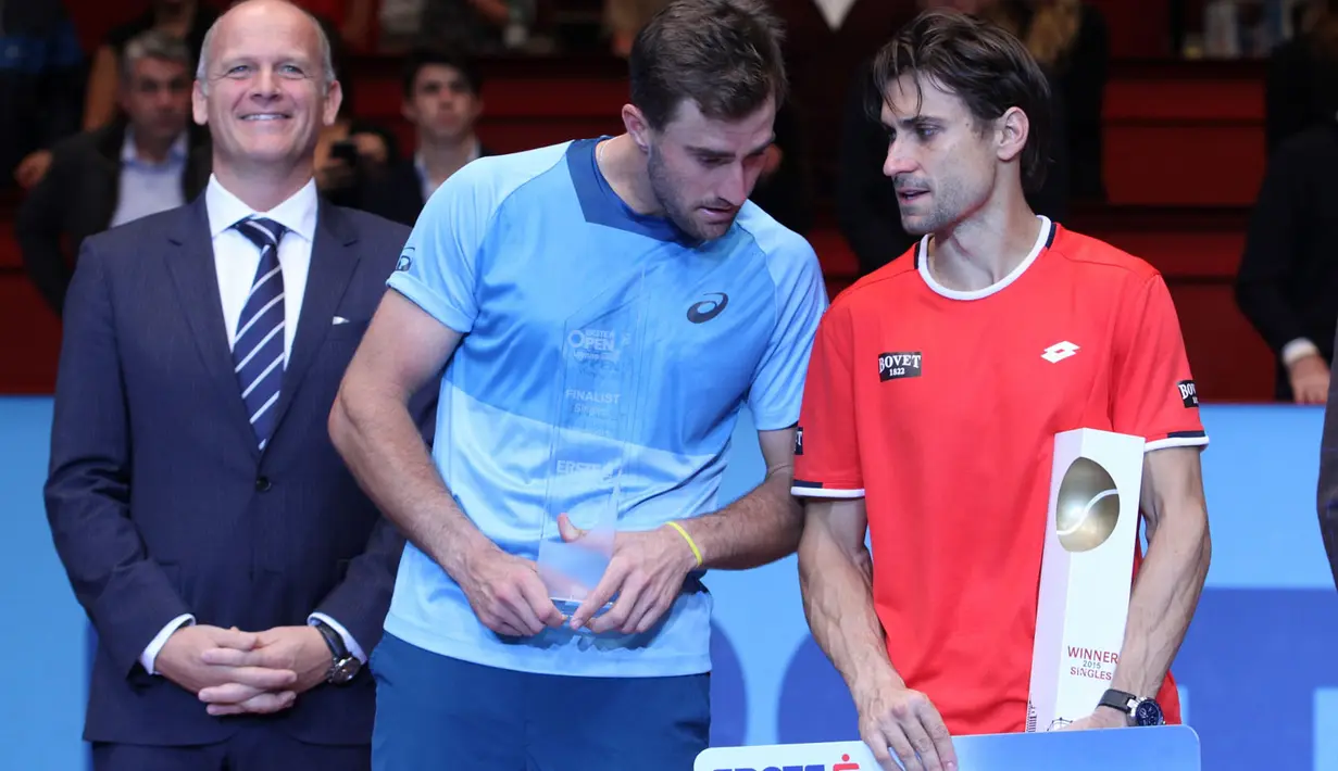 David Ferrer berbincang dengan Steve Johnson usai penyerahan trofi Erste Bank Open 2015, Minggu (25/10/2015). (Bola.com/Reza Khomaini)