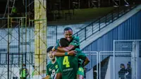 Pemain asing Persebaya Surabaya, Arsenio Valpoort mencetak gol ke gawang Persela Lamongan. (Bola.com/Maheswara Putra)