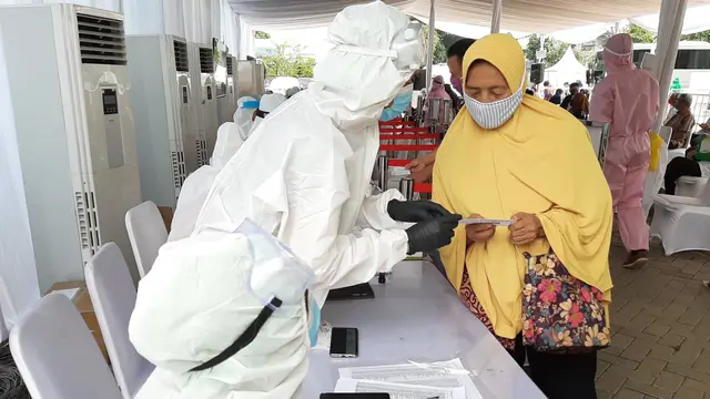 Tim Medical Badan Inteligen Negara (BIN) menggelar lakukan rapid test di Kota Tangerang, Rabu (15/7/2020). (Liputan6.com/ Pramita Tristiawati)
