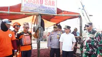 Bupati Luajang Thoriqul Hak tinjau posko SAR di Pantai Selatan Lumajang (Istimewa)